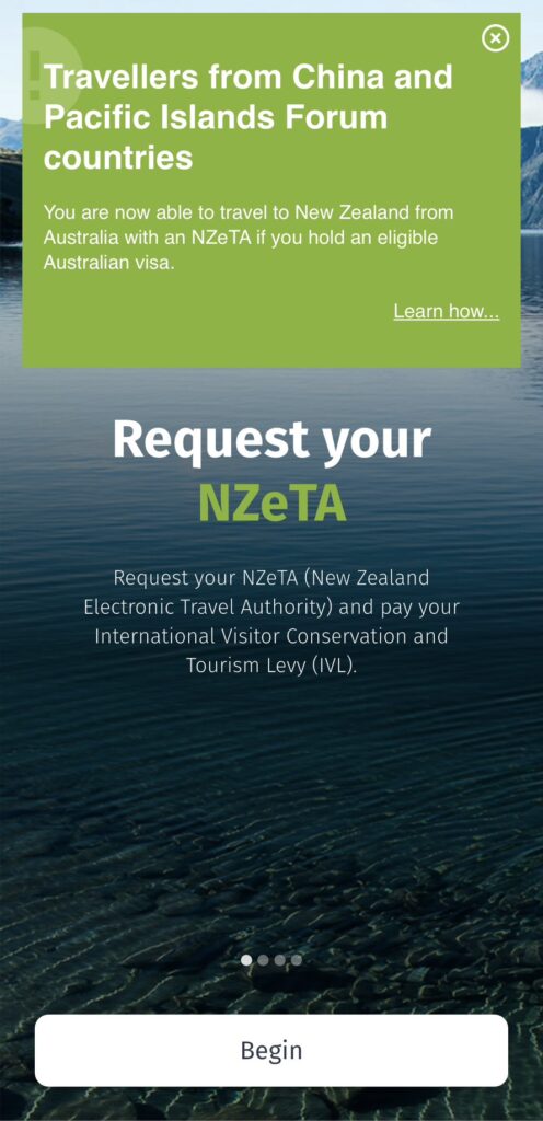 畫面顯示NZeTA官方App的首頁,綠底提示「Travellers from China and Pacific Islands Forum countries」,下方標示「Request your NZeTA」與「Begin」按鈕。此步驟為開啟NZeTA應用程式後的起始畫面,提醒使用者持有符合資格的澳洲簽證即可從澳洲前往紐西蘭。整體設計簡潔,背景為紐西蘭湖泊山景。