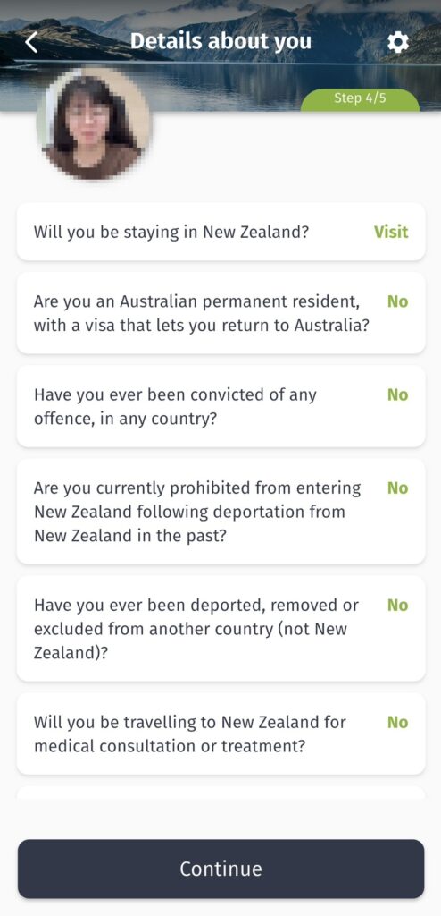 畫面顯示「Details about you」頁面,標註「Step 4/5」。列出多項選擇題,如是否停留於紐西蘭、是否為澳洲永久居民、是否有犯罪紀錄或被驅逐出境紀錄等。右側以綠色文字顯示選項「Visit」與「No」。畫面上方為申請者照片,下方「Continue」按鈕可進入下一步。此步驟為系統自動篩查安全與入境資格的重要階段。