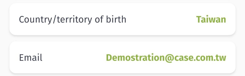 畫面截取自NZeTA申請App中的個人資料頁面,顯示兩個主要欄位:「Country/territory of birth」與「Email」。出生國家填寫為「Taiwan」,電子信箱為「Demostration@case.com.tw 」,字體以綠色呈現,突顯輸入結果。此步驟用於確認個人基本資料,以便後續寄送電子旅行授權(NZeTA)核准通知與電子收據。