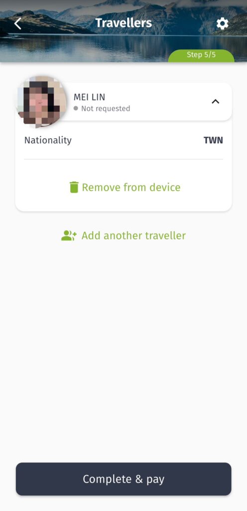 畫面顯示「Travellers」頁面,標註為「Step 5/5」。主畫面列出申請者姓名與國籍(TWN),並可選擇「Remove from device」移除或「Add another traveller」新增其他同行旅客。下方「Complete & pay」按鈕代表即將進入付款程序。此步驟可讓使用者一次為多位旅客提交申請,方便家庭或團體一同辦理。