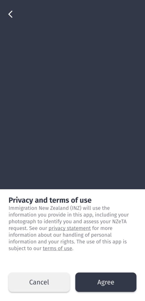 畫面顯示NZeTA應用程式在進入申請流程前的「Privacy and terms of use」頁面。文字說明移民局將使用申請者提供的照片與資料以確認身分並評估申請,底部有「Cancel」與「Agree」按鈕供使用者選擇是否同意條款。整體介面以深灰背景搭配白色文字,風格嚴謹正式。