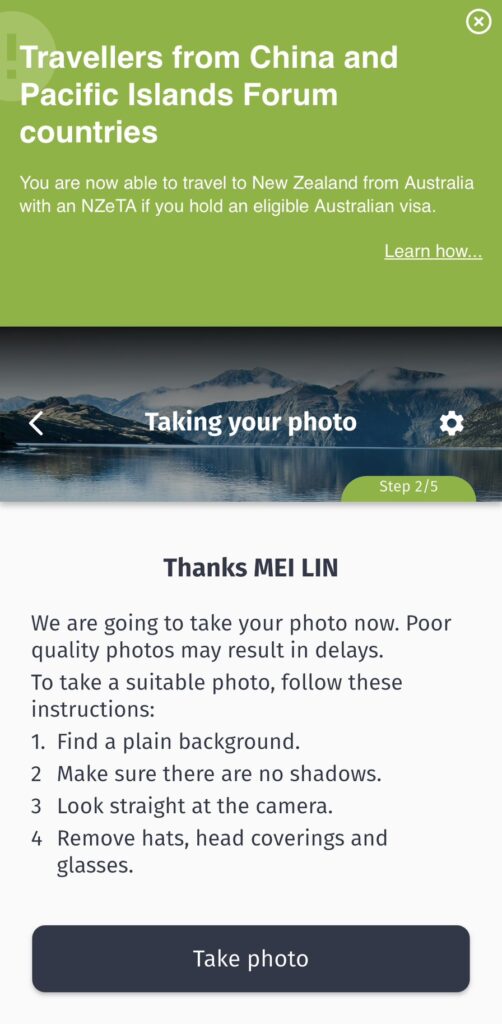 畫面顯示App中「Scanning your passport」頁面,標註為「Step 1/5」,說明掃描護照的動作已順利完成。上方仍顯示綠底提示文字,下方以插圖示意護照與手機的正確位置,確保申請人了解掃描成功後的下一步。