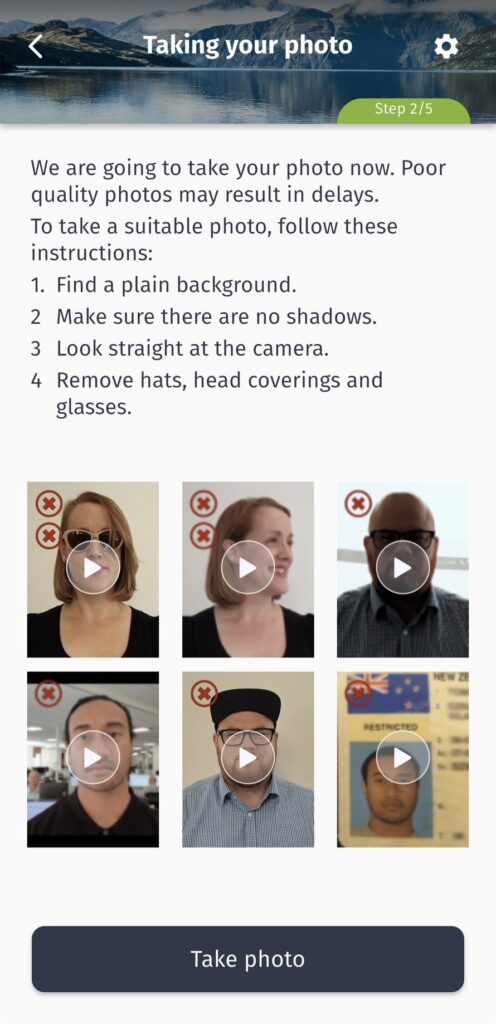 畫面顯示NZeTA App中「Taking your photo」步驟介面,標示「Step 2/5」。上方說明拍照規範:背景需簡單、光線均勻、正視鏡頭並移除帽子與眼鏡。下方列出多張錯誤範例,如戴墨鏡、側臉、逆光或帽子遮擋等,提醒申請人避免這些狀況。底部為「Take photo」按鈕。此畫面用於輔導申請人拍出合格的簽證大頭照。