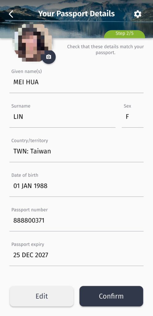 畫面顯示NZeTA App的「Your Passport Details」頁面,標示為「Step 2/5」。系統自動讀取護照資訊後,呈現姓名、性別、國籍、出生日期、護照號碼與到期日等欄位。畫面上方顯示申請者大頭照縮圖,下方提供「Edit」與「Confirm」按鈕。此步驟讓申請者確認掃描資料是否與護照一致,若有錯誤可手動修改。