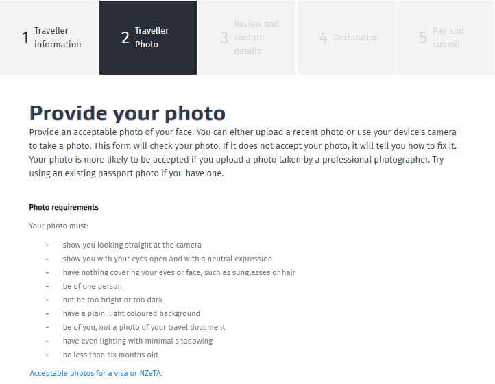 這張畫面顯示NZeTA申請流程中的第二步「Traveller Photo」,提供照片上傳前的詳細規定。內容列出照片需直視鏡頭、表情自然、背景淺色、光線均勻、無遮蔽物,且拍攝於6個月內。官方建議使用專業攝影師拍攝或沿用護照照片,確保系統能自動通過檢核。